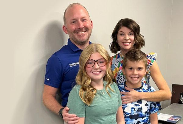 高级设计经理Dylan Motley, pictured with his wife, Krista, daughter Kayler, and son, Resser, 获得了澳门足彩app 's Living the Values Award.